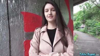 Public Agent - Estudiante universitaria con tetas naturales se atreve a tener sexo al aire libre por primera vez