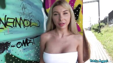 Public Agent - Una universitaria salvaje tiene sexo en la estación de tren