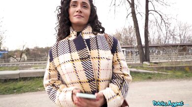 Un agente público se folla a la chica callejera rizada Milla Ferrazzo por dinero